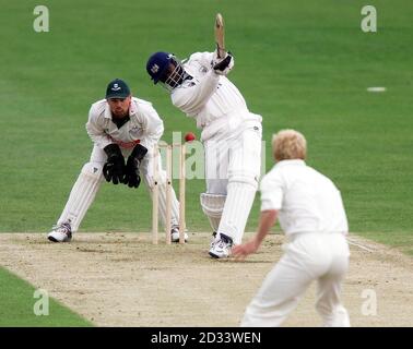 Mark Alleyne, capitano del Gloucestershire, guida una consegna dal bowler del Worcestershire Gareth Batty (a destra) sulla sua testa, con il wicketkeeper Steve Rhodes (a sinistra) che guarda, durante la Benson & Hedges Cup, alla partita finale del quarto di partita al County Ground, Bristol. Foto Stock