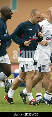 L'inglese Danny Murphy si riscalda durante l'allenamento al campo di allenamento nello stadio Jeju, Corea del Sud. Murphy è diventato l'ultimo dubbio di infortunio dell'Inghilterra dopo aver raccolto una ferita del piede nell'addestramento. Il centrocampista di Liverpool è caduto in modo snello nell'ultimo minuto della sessione di oggi ed è stato inviato per un radiografia che non ha mostrato una frattura. Tuttavia, il personale medico inglese sta pianificando una scansione ossea per stabilire la natura esatta della lesione nelle prossime 48 ore. Murphy è il quarto membro della squadra di midfield dell'Inghilterra a subire un infortunio ed è stato chiamato in su soltanto come sostituzione del collega del randello Steve Foto Stock