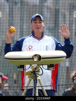 Il veloce bowler Glamorgan Simon Jones, incluso nella squadra inglese per la prima volta, gestisce il bowler automatico durante le prove in rete a Edgbaston, Birmingham. Inghilterra giocare Sri Lanka nel secondo test nPower, il primo test match è stato disegnato. * Jones è considerato uno dei più veloci bowlers attualmente sul circuito della contea ed è stato paragonato al brett Lee dell'Australia. Foto Stock