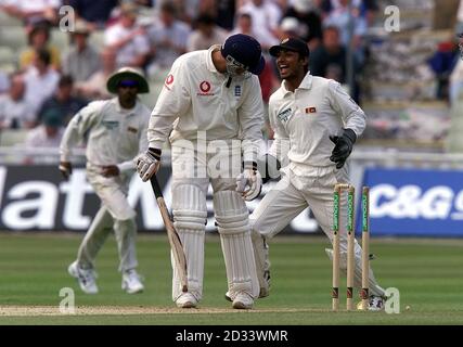 Kumar Sangakkara, il wicketkeeper dello Sri Lanka, celebra il fatto che Mark Butcher, in Inghilterra, guarda indietro nell'incredulità, mentre Muthiah Muralitharan si è prostrato per il 94 il secondo giorno del test Npower contro lo Sri Lanka a Edgbaston. Foto Stock