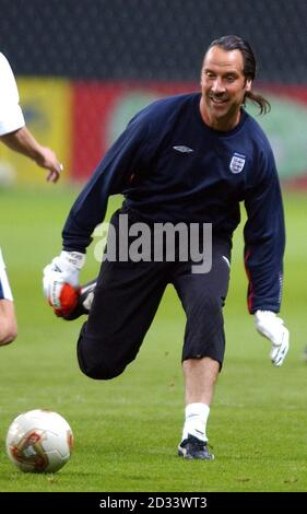 Il portiere inglese David Seaman in azione durante l'allenamento al Sapporo Dome, Sapporo, Giappone. L'Inghilterra gioca la loro seconda partita della Coppa del mondo contro gli avversari del gruppo F Argentina. La prima partita contro la Svezia si è conclusa con un pareggio del 1-1. QUESTA IMMAGINE PUÒ ESSERE UTILIZZATA SOLO NEL CONTESTO DI UNA FUNZIONE EDITORIALE. NESSUN UTILIZZO DI SITI WEB/INTERNET A MENO CHE IL SITO NON SIA REGISTRATO PRESSO LA FOOTBALL ASSOCIATION PREMIER LEAGUE Foto Stock