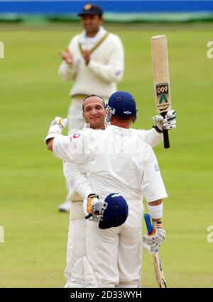 Mark Butcher in Inghilterra è abbracciato dal compagno di squadra Alec Stewart mentre celebra il suo secolo durante il secondo giorno del terzo test nPower contro lo Sri Lanka, a Old Trafford, Manchester, venerdì 14 giugno 2002. PA Foto: Martin Rickett. Foto Stock