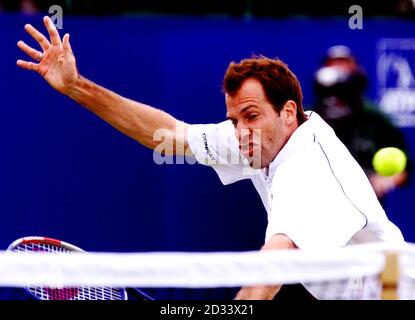 Il Gran Bretagna Greg Rusedski in azione sulla sua strada per un secondo round 6-3, 6-2 vittoria sul rumeno Adrian Voinea, nel Samsung Open di Nottingham. Foto Stock