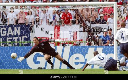 Il portiere inglese David Seaman si immerge invano mentre viene battuto dal brasiliano RIVALDO durante la quarta finale della Coppa del mondo all'Ecopa Stadium di Shizuoka, Giappone. QUESTA IMMAGINE PUÒ ESSERE UTILIZZATA SOLO NEL CONTESTO DI UNA FUNZIONE EDITORIALE. NESSUN UTILIZZO DI SITI WEB/INTERNET A MENO CHE IL SITO NON SIA REGISTRATO PRESSO LA FOOTBALL ASSOCIATION PREMIER LEAGUE. Foto Stock