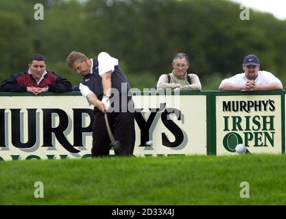 Campione irlandese aperto, Scot, Colin Montgomerie alla giornata di pratica al campo da golf di FOTA Island, Cork, Repubblica d'Irlanda. Montgomery sta gareggiando nel Murphy's Irish Open di quest'anno, che inizia dal 27 al 30 giugno 2002. Foto Stock