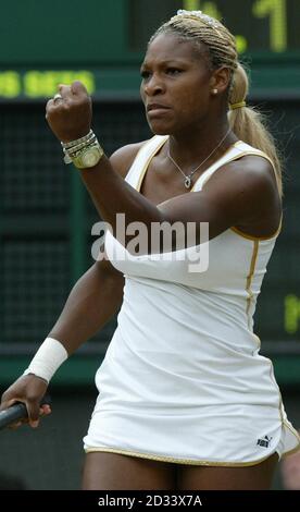 SOLO PER USO EDITORIALE, NESSUN USO COMMERCIALE. Serena Williams dall'America sulla strada per vincere la sua partita contro Chanda Rubin, anche dagli Stati Uniti nel quarto round su Centre Court a Wimbledon. Williams ha vinto in serie diritte 6:3/6:3. Foto Stock
