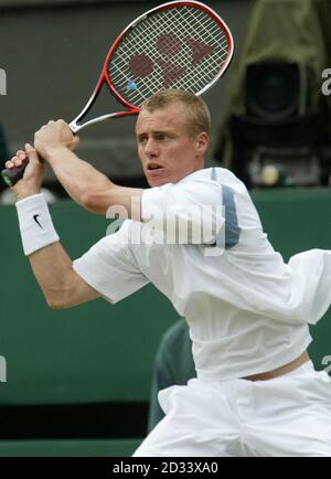 Il seme principale Lleyton Hewitt dall'Australia in azione contro il britannico Tim Henman sul Centre Court a Wimbledon nella semifinale Mens'. Foto Stock