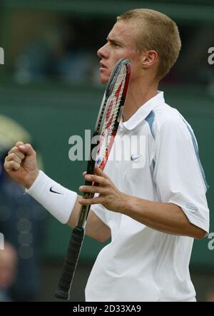 Il seme principale di Leyton Hewitt dall'Australia celebra la rottura del servizio del britannico Tim Henman sulla corte centrale a Wimbledon nella prima serie della loro semifinale maschile. Foto Stock