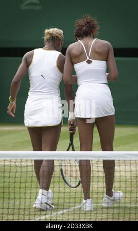SOLO PER USO EDITORIALE, NESSUN USO COMMERCIALE. Serena (a sinistra) e sua sorella Venus Williams dagli Stati Uniti durante la semifinale delle loro Ladies' Doubles a meno di due ore dalla loro partita nella finale delle Ladies' Singles a Wimbledon. * e' la prima volta in 118 anni che le suore si sono incontrate in finale a Wimbledon. Serena ha vinto in serie 7:6/6:3. I loro due avversari furono Anna Kournikova dalla Russia e Chanda Rubin dall'America. Foto Stock