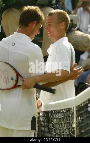 SOLO PER USO EDITORIALE, NESSUN USO COMMERCIALE. Il seme più alto del mondo, Lleyton Hewitt of Australia, scuote la mano di David Nalbandian dall'Argentina dopo aver battuto nella finale dei Mens'Singles a Wimbledon. I campionati di tennis dell'All England Lawn Tennis Club sono la prima volta che Nalbandian ha giocato a tennis da campo in erba. Hewitt ha vinto in serie diritte 6:1/6:3/6:2. Foto Stock