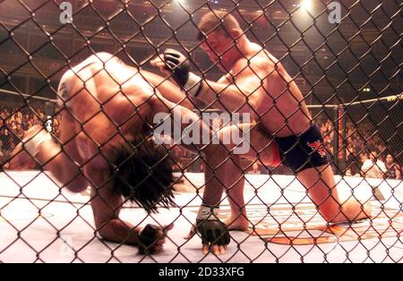 Carlos Newton (L) da Newmarket, Canada e Matt Hughes da Hillsboro, USA, in azione durante il loro Ultimate Fighting Championship (UFC) Welterweight World title match up presso l'Albert Hall di Londra. Hughes ha vinto il bout quando il refere ha fermato la lotta. Foto Stock