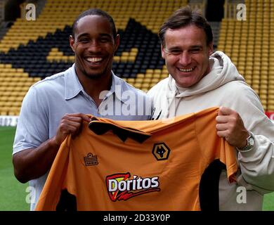 Wolverhampton Wanderers nuovo firma Paul Ince (a sinistra) tiene in su i suoi nuovi colori con il suo direttore Dave Jones allo stadio di Molineux, Wolverhampton. Iince ha lasciato Middlesbrough per entrare a far parte del club della prima Divisione nazionale con un contratto di un anno. QUESTA IMMAGINE PUÒ ESSERE UTILIZZATA SOLO NEL CONTESTO DI UNA FUNZIONE EDITORIALE. NESSUN UTILIZZO NON UFFICIALE DEL SITO WEB DEL CLUB. Foto Stock