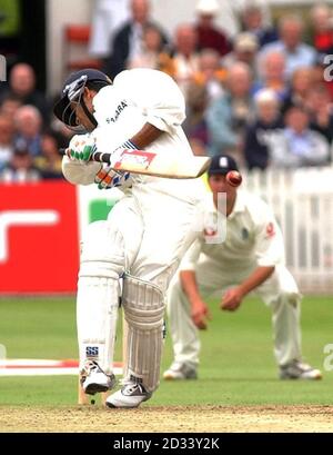 Il saurav indiano Ganguly colpito da un rimbalzatore al largo di Matthew Hoggard in Inghilterra durante il secondo giorno del secondo Npower Test tra Inghilterra e India a Trent Bridge. Foto Stock