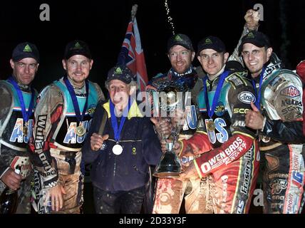 La squadra australiana (L-R) Jason Lyons, Todd Wiltshire, team Manager Neil Street, Jason Crump, Captain Leigh Adams e Ryan Sullivan festeggiano dopo aver vinto la finale della Coppa del mondo Speedway allo Showground East of England di Peterborough. Foto Stock