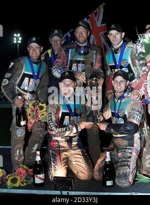 La squadra australiana (L-R) Jason Lyons, team manager Neil Street, Jason Crump, capitano Leigh Adams, con la prima fila di Todd Wiltshire (a sinistra) e Ryan Sullivan festeggiano dopo aver vinto la finale della Coppa del mondo Speedway alla fiera East of England di Peterborough. Foto Stock