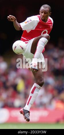 Il capitano Patrick Vieira dell'Arsenal è al fianco di Liverpool durante la partita fa Community Shield al Millennium Stadium di Cardiff, Galles. QUESTA IMMAGINE PUÒ ESSERE UTILIZZATA SOLO NEL CONTESTO DI UNA FUNZIONE EDITORIALE. NESSUN UTILIZZO DI SITI WEB/INTERNET A MENO CHE IL SITO NON SIA REGISTRATO PRESSO LA FOOTBALL ASSOCIATION PREMIER LEAGUE. 01/01/03 il capitano dell'arsenale Patrick Vieira, che ha impegnato ancora una volta il suo futuro al club di Londra del nord. Il francese è costantemente legato ad un allontanamento da Highbury, ma Vieira insiste che sia soddisfatto dei Gunner e si aspetta di firmare presto un'estensione al suo attuale contratto. Vieira Foto Stock