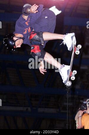 Il leggendario skateboarder statunitense Tony Hawk in azione a mezz'aria durante il World Sk8 Masterz (World Skate Masters) presso la London Arena, Docklands, Londra. * Hawk detiene il record di produzione di un giro di 900 gradi in aria media, che ha compiuto al 12 ° annuale X-Games a San-Francisco nel 1999. Hawk è in competizione nel Regno Unito per la prima volta in sette anni ed è affiancato da 9 dei migliori skateboarder al mondo. Foto Stock