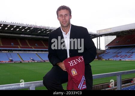 David Beckham del Manchester United con ancora un altro nuovo paio di stivali durante la partita fa Barclaycard Premiership del suo fianco contro Aston Villa al Manchester's Old Trafford Ground. Foto Stock