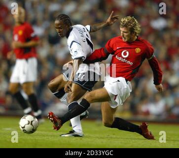 David Beckham (a destra) di Manchester United sfida Ricardo Gardner di Bolton Wanderers, durante il loro incontro di premiership Barclaycard a Old Trafford. Foto Stock