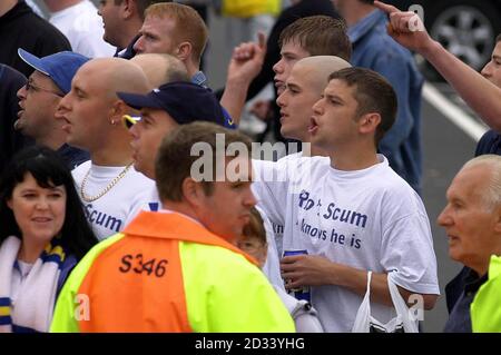 I fan di Leeds United aspettano che l'autobus che trasporta Manchester United e Rio Ferdinand arrivi a Elland Road a Leeds prima della partita di premiership fa Barclaycard. Il gioco segna il primo incontro e il ritorno di Ferdinand al suo ex club, tra i due club da quando Ferdinand è stato venduto al Manchester club. Foto Stock