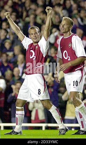 Il Freddie Ljungberg dell'Arsenal festeggia con il compagno di squadra Dennis Bergkamp (a destra) dopo aver segnato il secondo gol contro Borussia Dortmund durante la UEFA Champions League, partita del Gruppo A ad Highbury, Londra. QUESTA IMMAGINE PUÒ ESSERE UTILIZZATA SOLO NEL CONTESTO DI UNA FUNZIONE EDITORIALE. NESSUN UTILIZZO DI SITI WEB/INTERNET A MENO CHE IL SITO NON SIA REGISTRATO PRESSO LA FOOTBALL ASSOCIATION PREMIER LEAGUE. Foto Stock