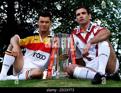 Robbie Paul del Capitano della Rugby League di Bradford Bulls (a sinistra) e Chris Joyt di St Helens si siedono con il Trofeo Bitter Super League di Tetley durante una conferenza stampa al Marriott Hotel, Worsley, Greater Manchester. Foto Stock