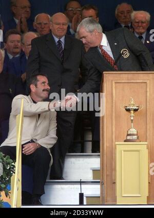 Il capitano degli Stati Uniti Curtis Strange (a destra) scuote le mani con il capitano europeo Sam Torrance alla cerimonia di apertura della Ryder Cup presso il Belfry vicino a Sutton Coldfield, West Midlands. Foto Stock