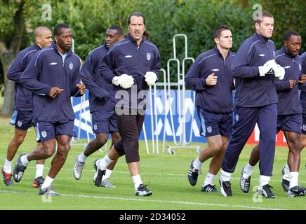 Inghilterra (da L-R) Kieron Dyer, Ugo Ehiogu, Emile Heskey, David Seaman, Frank Lampard, Paul Robinson e Darius Vassel durante la sessione di allenamento a Bisham Abbey, vicino Marlow, mentre la squadra si prepara per il Campionato europeo 2004 qualificato contro la Slovacchia. QUESTA IMMAGINE PUÒ ESSERE UTILIZZATA SOLO NEL CONTESTO DI UNA FUNZIONE EDITORIALE. NESSUN UTILIZZO DI SITI WEB/INTERNET A MENO CHE IL SITO NON SIA REGISTRATO PRESSO LA FOOTBALL ASSOCIATION PREMIER LEAGUE. Foto Stock