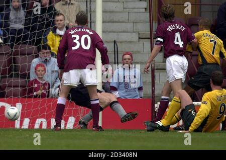 Celtics Henrik Larsson segna il suo primo gol contro i cuori nella loro partita di Premier League scozzese allo stadio Tynecastle di Edimburgo. Foto Stock