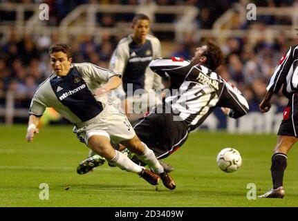 Laurent Robert di Newcastle (a sinistra) ferma il Cirò Ferrara di Juventus, durante la loro partita di Champions League Group e al St James' Park di Newcastle United. Foto Stock