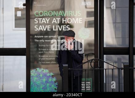 Leicester, Leicestershire, Regno Unito. 7 ottobre 2020. Un uomo fuma mentre attende un autobus 100 giorni da quando il UKÕs primo blocco pandemico coronavirus locale è stato annunciato nella città. Credit Darren Staples/Alamy Live News. Foto Stock