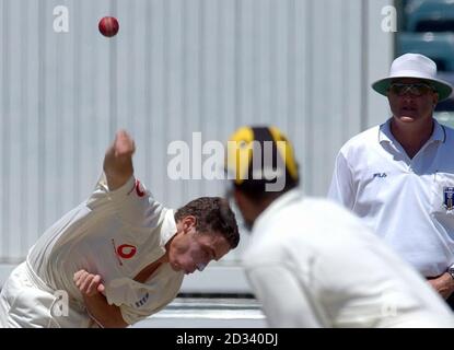 - NESSUN USO COMMERCIALE: Inghilterra bowler Simon Jones in azione durante la partita contro i guerrieri occidentali al WACA, Perth, Australia. Foto Stock