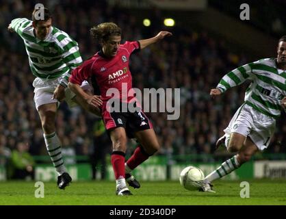 Blackburn Rovers Tugay Kerimoglu (centro) tiene fuori il Chris Sutton di Celtic (a sinistra) e Paul Lambert durante la seconda partita della Coppa UEFA Celtic contro Blackburn Rovers di stasera allo stadio Celtic Park di Glasgow. QUESTA IMMAGINE PUÒ ESSERE UTILIZZATA SOLO NEL CONTESTO DI UNA FUNZIONE EDITORIALE. NESSUN UTILIZZO DI SITI WEB/INTERNET A MENO CHE IL SITO NON SIA REGISTRATO PRESSO LA FOOTBALL ASSOCIATION PREMIER LEAGUE. Foto Stock