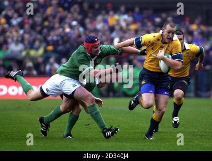 L'irlandese Anthony Foley affronta l'australiano Stirling Mortlock (a destra), durante il loro International friendly Match a Lansdowne Road a Dublino. Foto Stock