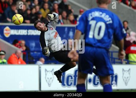 Il portiere di Walsall, Ian Walker, salva un colpo contro Leicester City, durante la partita Nationwide Division One al Leicester's Walker's Stadium. QUESTA IMMAGINE PUÒ ESSERE UTILIZZATA SOLO NEL CONTESTO DI UNA FUNZIONE EDITORIALE. NESSUN UTILIZZO NON UFFICIALE DEL SITO WEB DEL CLUB. Foto Stock