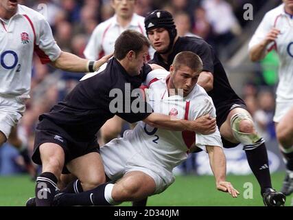 Il ben Cohen (centro) dell'Inghilterra è affrontato da Steve Devine della Nuova Zelanda, durante il loro incontro internazionale amichevole a Twickenham a Londra. L'Inghilterra sconfisse la Nuova Zelanda 31-28. Foto Stock