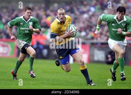 Lo zenzero australiano, Stirling Mortlock (centro), convinto dall'irlandese Shane Horgan (destra) e Ronan o'gara, durante il loro International friendly Match a Lansdowne Road a Dublino. L'Irlanda sconfisse l'Australia 18-9. Foto Stock