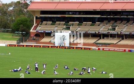 SOLO PER USO EDITORIALE - NESSUN USO COMMERCIALE: L'Inghilterra si riscalda davanti allo stand Sir Donald Bradman durante una sessione di allenamento all'Adelaide Oval, Adelaide, Australia, in vista della seconda prova contro l'Australia. Inghilterra sono 1-0 giù nella serie cinque-partita Ashes. Foto Stock