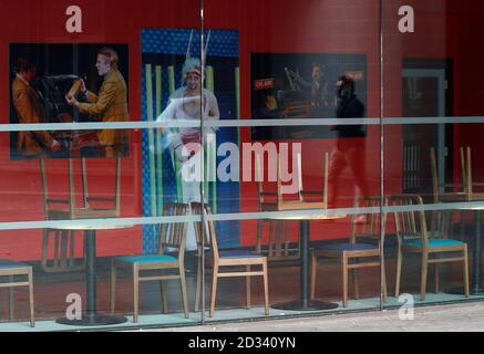 Leicester, Leicestershire, Regno Unito. 7 ottobre 2020. Un uomo si riflette nella finestra del chiuso Curve Theatre 100 giorni dopo l'annuncio del UKÕs primo blocco pandemico coronavirus locale nella città. Credit Darren Staples/Alamy Live News. Foto Stock