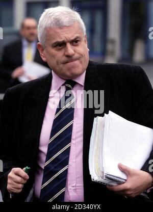 Il presidente della Leeds United Peter Ridsdale arriva all'Elland Road Stadium di Leeds prima dell'annuale General Meeting del suo club. 17/03/03 : il presidente della Leeds United Peter Ridsdale che ha promesso di non essere scacciato dal club dalla folla di odio di Elland Road. Ridsdale è stato costretto a guardare la seconda metà del sabato 3-2 casa sconfitta a Middlesbrough dal santuario della sala di riunione dopo essere stato confrontato da irate tifosi. Leeds ha calato alla loro quarta sconfitta consecutiva di campionato, e sesto nelle loro ultime otto partite, lasciandoli sette punti sopra la zona di relegation della Premiership. Foto Stock