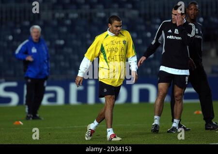 Kieron Dyer (al centro) guardato dal manager di Newcastle Sir Bobby Robson (a sinistra) allenarsi con la squadra Newcastle United nello stadio Nou Camp, Barcellona, prima della partita della Champions League tra Newcastle e Barcellona. NESSUNA PUBBLICAZIONE SU QUALSIASI SITO INTERNET DURANTE LA PARTITA (INCLUSI TEMPI DI DIMEZZAMENTO, TEMPI SUPPLEMENTARI E SPARATORIE DI PENALITÀ). Foto Stock