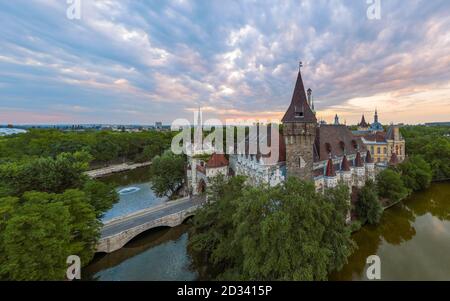 Lago galleggiante nel parco cittadino di Budapest. Vajdahunyad castello sullo sfondo. Le luci sono stupende al mattino e la vista panoramica Foto Stock