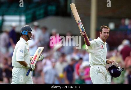 L'inglese Michael Vaughan (a destra) lascia il campo imbattuto su 113 manches, con il capitano Nasser Hussain (a sinistra) imbattuto su 34 manches, durante il terzo giorno del 5° test al Sydney Cricket Ground, Sydney, Australia. SOLO PER USO EDITORIALE. NESSUN USO COMMERCIALE Foto Stock