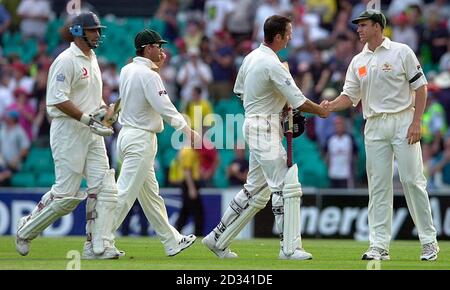 Il fielder australiano Matthew Hayden (a destra) scuote le mani con Michael Vaughan, inglese, mentre lascia il campo imbattuto in 113 manches, con il capitano Nasser Hussain (a sinistra) imbattuto in 34 manches, durante il terzo giorno del 5° test al Sydney Cricket Ground, Sydney, Australia. SOLO PER USO EDITORIALE. NESSUN USO COMMERCIALE Foto Stock