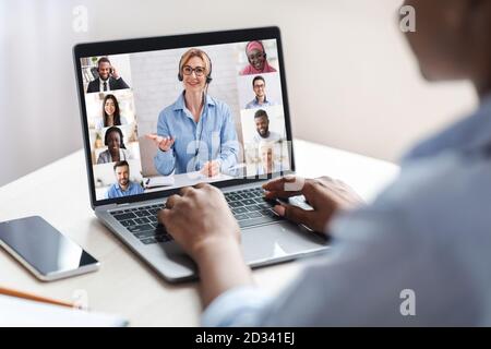 Conferenza Web. Donna d'affari africana che ha videochiamata in linea sul laptop con i colleghi Foto Stock