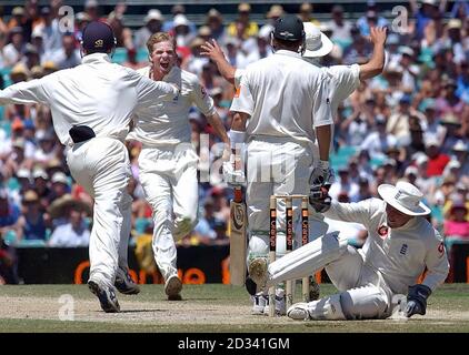 SOLO PER USO EDITORIALE. NESSUN USO COMMERCIALE : Inghilterra spin bowler Richard Dawson festeggia dopo che il wicketkeeper Alec Stewart ha catturato la palla per licenziare il battitore australiano Damian Martyn, durante il quinto giorno del quinto test al Sydney Cricket Ground, Sydney, Australia. Foto Stock