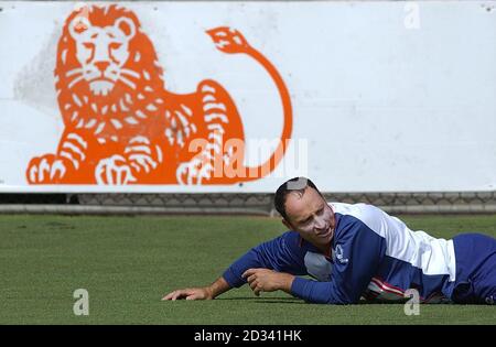 Il capitano dell'Inghilterra Nasser Hussain prende un tumble durante la pratica al Bellerive Oval, Hobart, Tasmania. Foto Stock