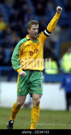 Iwan Roberts di Norwich City festeggia il secondo gol contro Sheffield Wednesday durante la loro partita di Nationwide Division uno al campo Hillsborough di Sheffield Wednesday. QUESTA IMMAGINE PUÒ ESSERE UTILIZZATA SOLO NEL CONTESTO DI UNA FUNZIONE EDITORIALE. NESSUN UTILIZZO NON UFFICIALE DEL SITO WEB DEL CLUB. Foto Stock