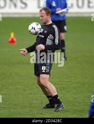 Alan Shearer di Newcastle United durante una sessione di allenamento di squadra allo stadio San Siro di Milano in vista della partita della Champions League contro l'Inter Milan di martedì. Foto Stock