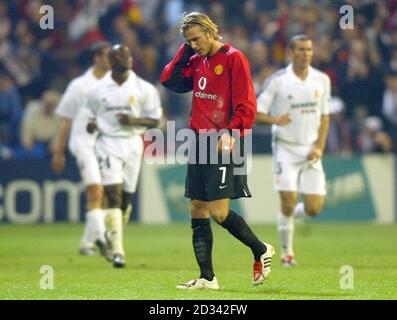 David Beckham di Manchester United mostra la sua deiezione dopo il 2° goal del Real Madrid, durante la prima tappa finale del quarto di Champions League allo stadio Santiago Bernabeu di Madrid. Foto Stock